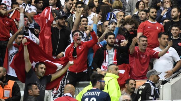 Des supporters turcs lors d'OL - Besiktas en 2017