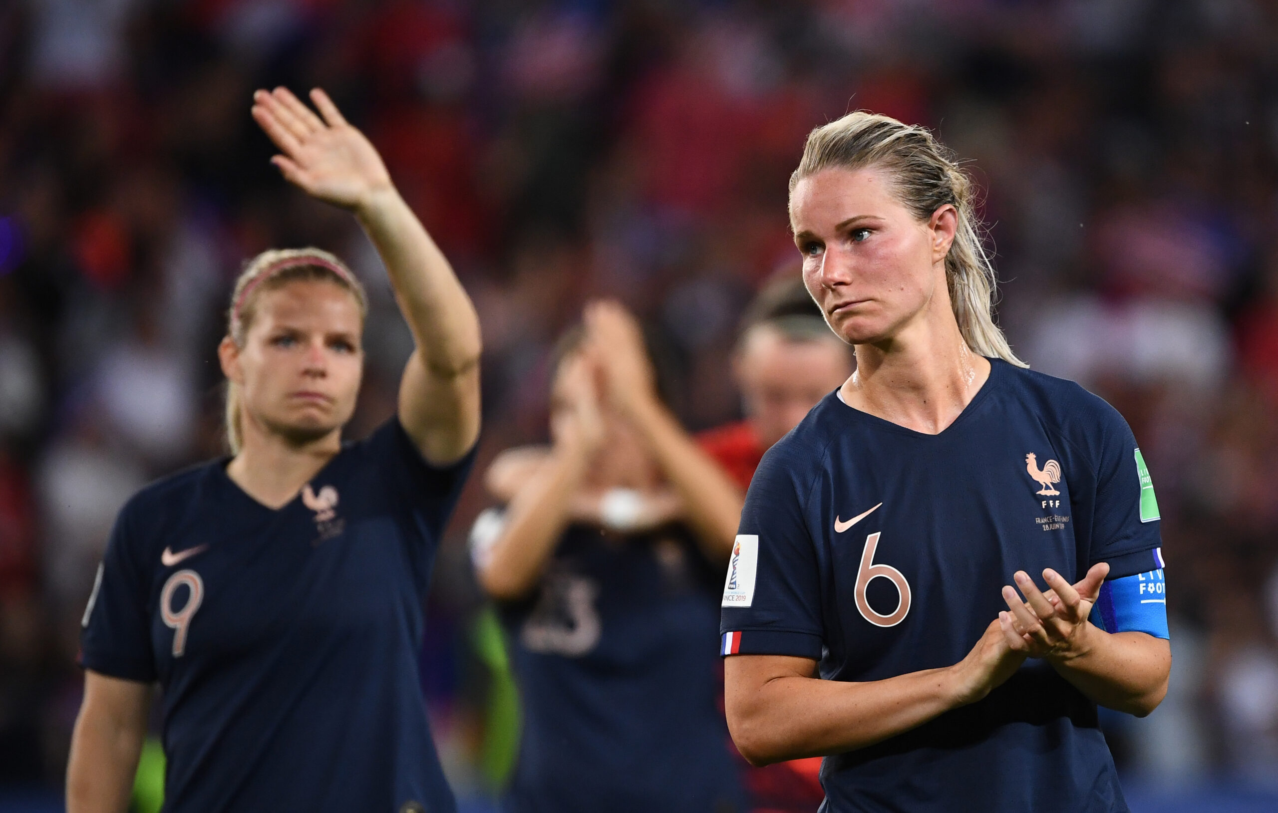 Amandine Henry et Eugénie Le Sommer avec l'équipe de France