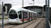 Le Tram TCL T7 passant du côté du Parc OL