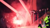 Des supporters craquant des fumigènes lors de Paris FC - OL (Photo by Bertrand GUAY / AFP)