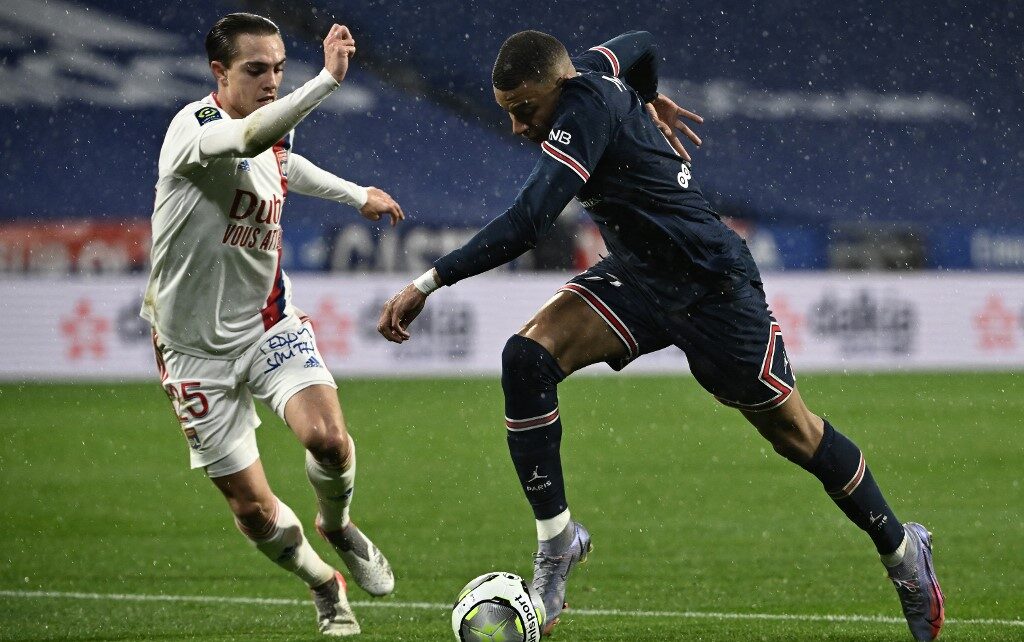 Caqueret face à Mbappé lors d'OL - PSG