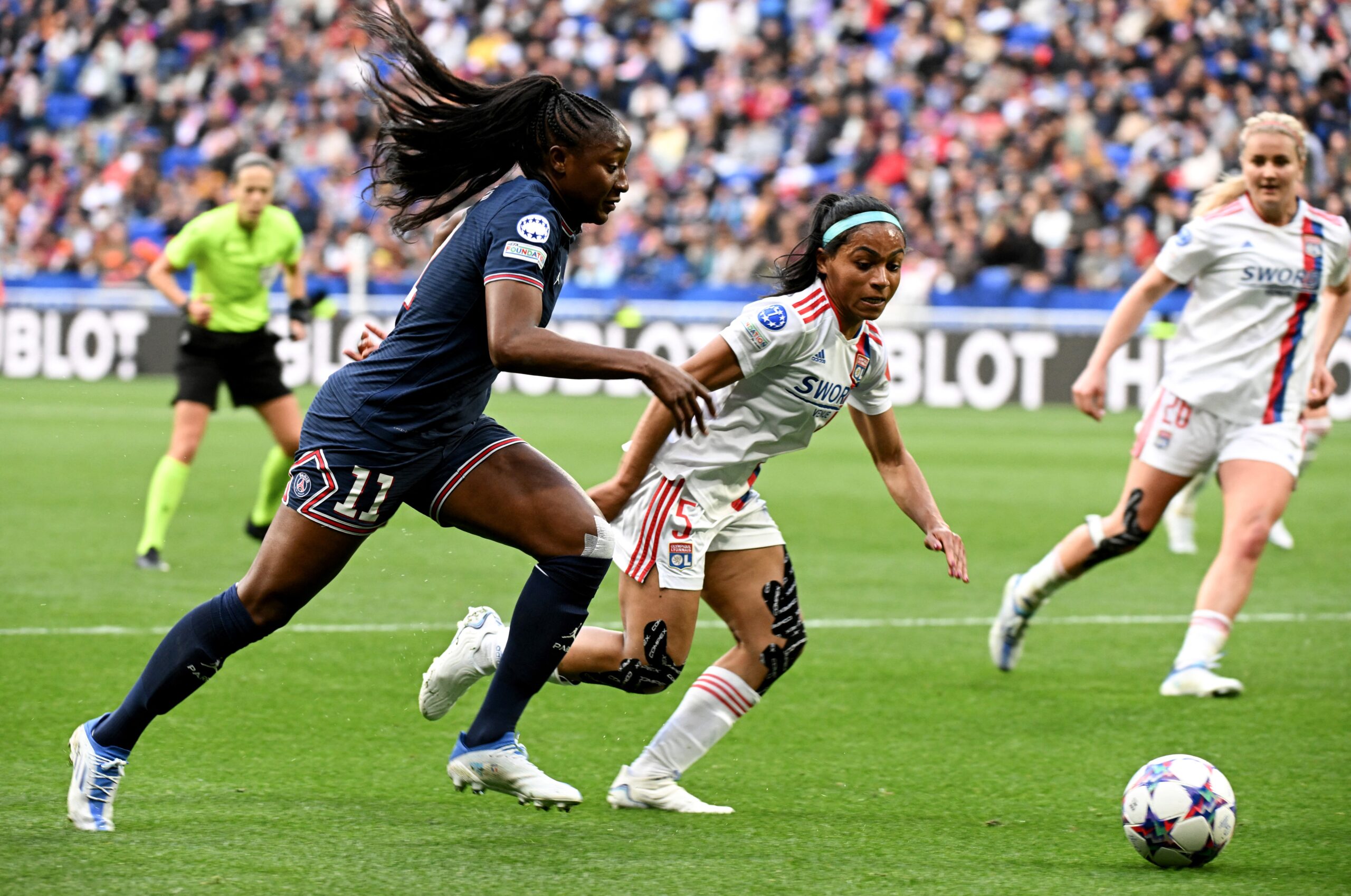 Kadidiatou Diani (PSG) et Perle Morroni (OL)