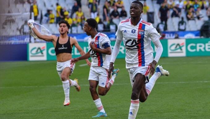 Sarr, Lagha et El Arouch fêtant le titre en Gambardella de l'OL