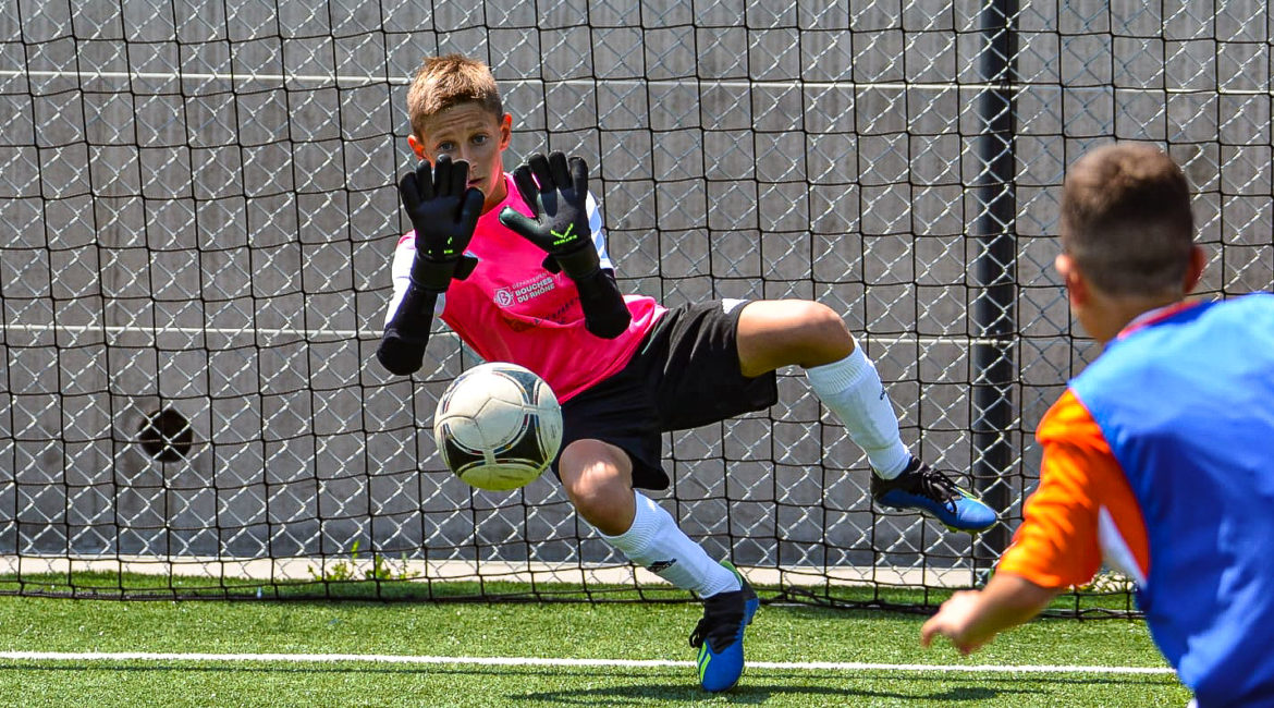 a Saint-Priest U12 goalkeeper joins OL