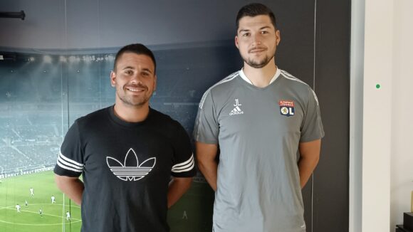 Antoine Capinielli (à gauche) et Joé Labiani (à droite), respectivement entraîneurs des U20-U19 de l'OL, et des U17-U16 en 2022