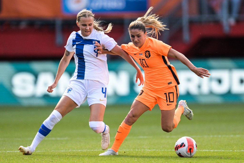 Daniëlle van de Donk avec les Pays-Bas contre la Finlande