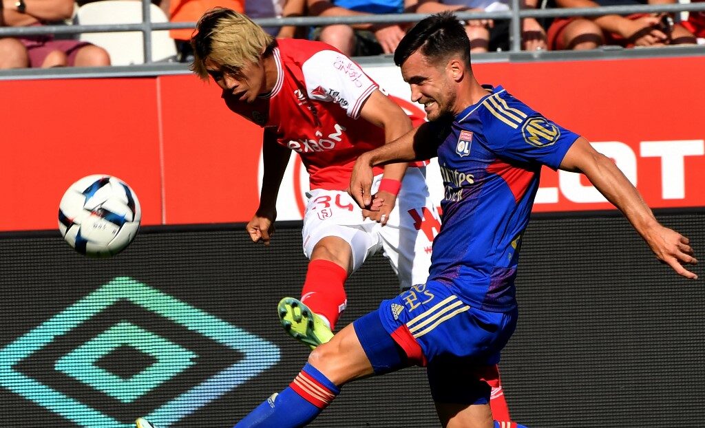 Junya Ito (Reims) à la lutte avec Nicolas Tagliafico (OL)