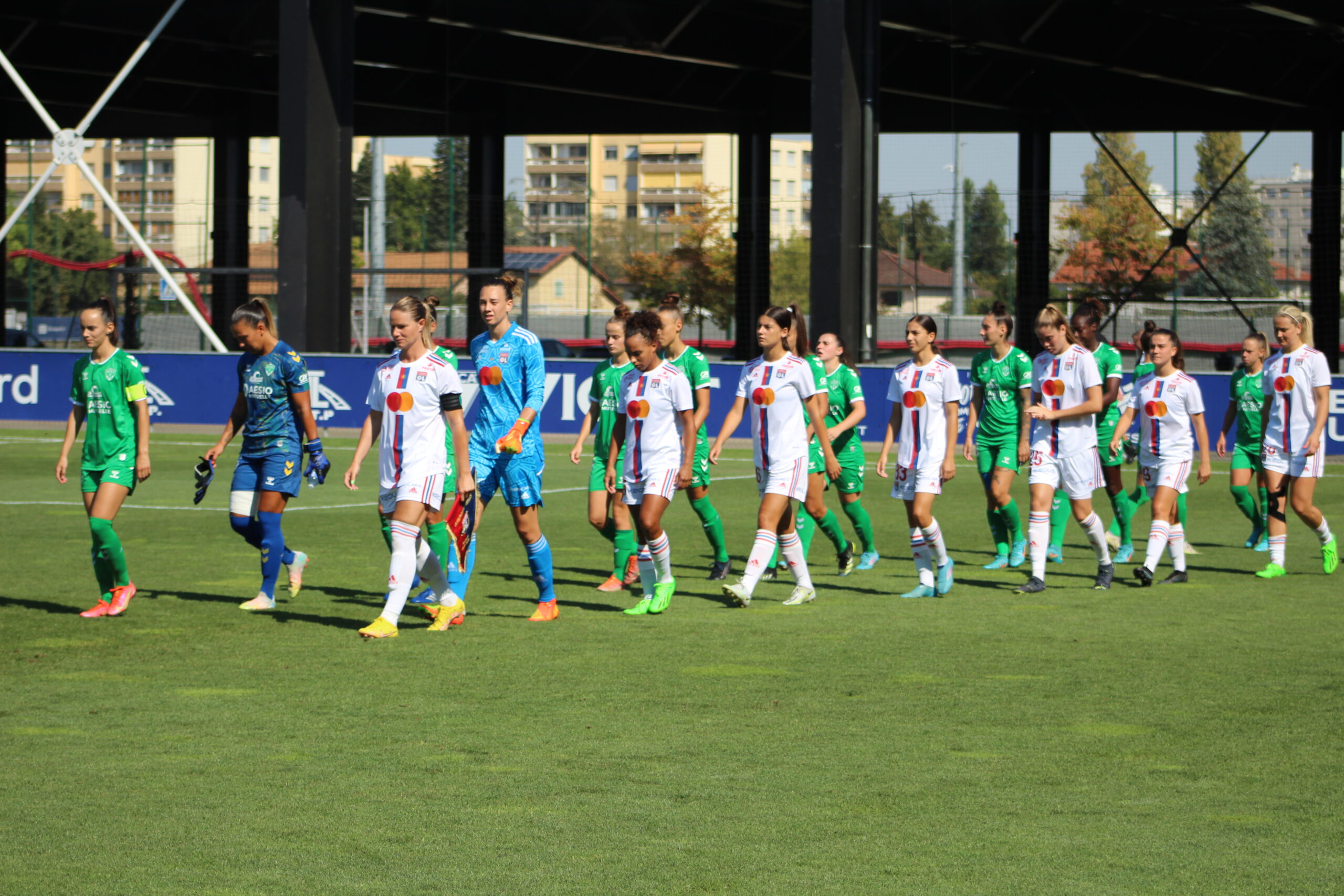 Entrée des joueuses pour OL - ASSE