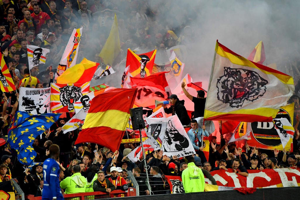 Encadrement strict pour le déplacement des supporters lensois au Parc OL : 1 000 autorisés, accès au centre-ville interdit thumbnail