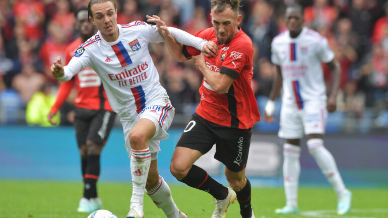 Maxence Caqueret face à Flavien Tait lors de Rennes - OL