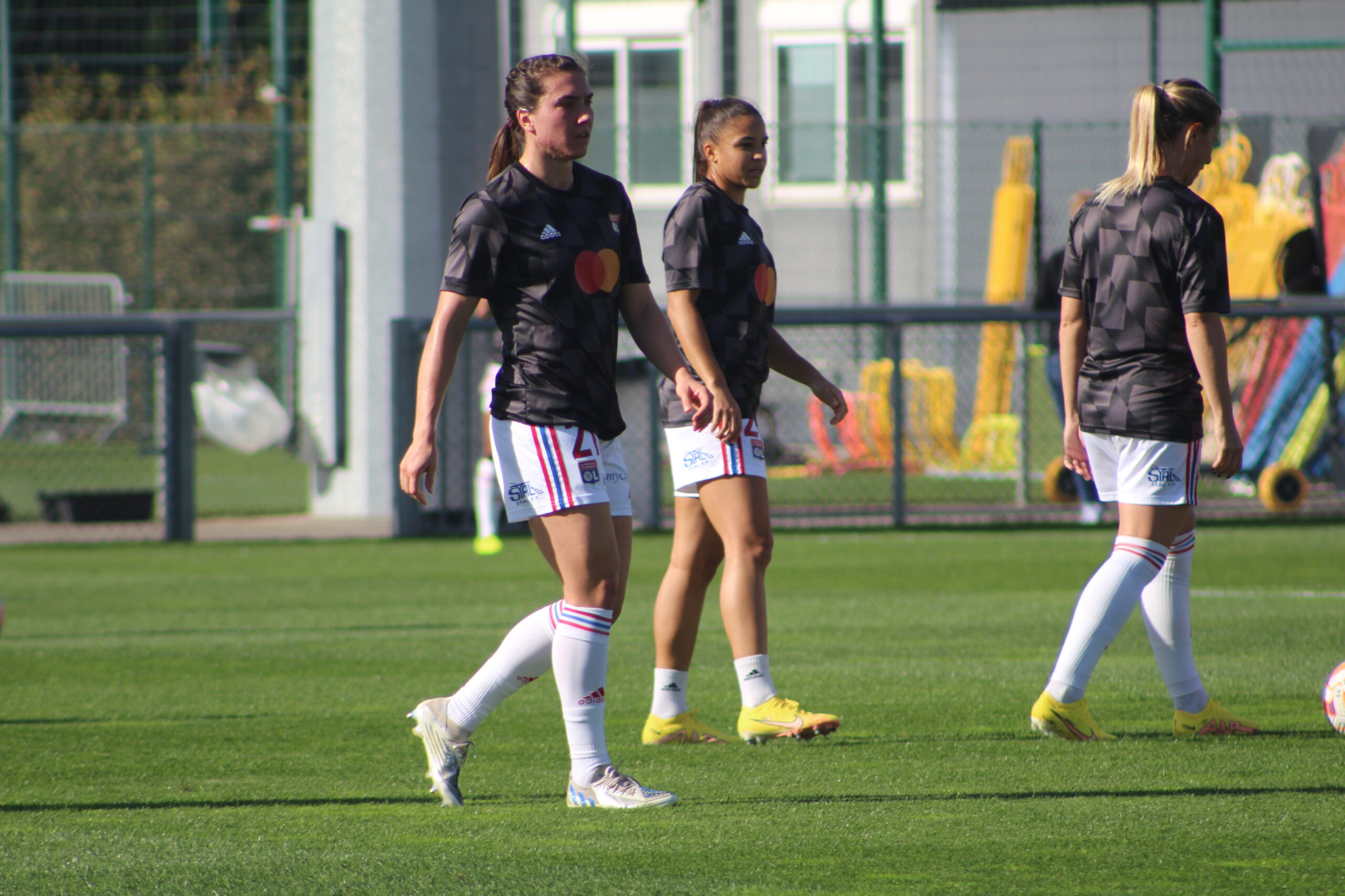 Vanessa Gilles à l'échauffement d'avant-match OL - Fleury