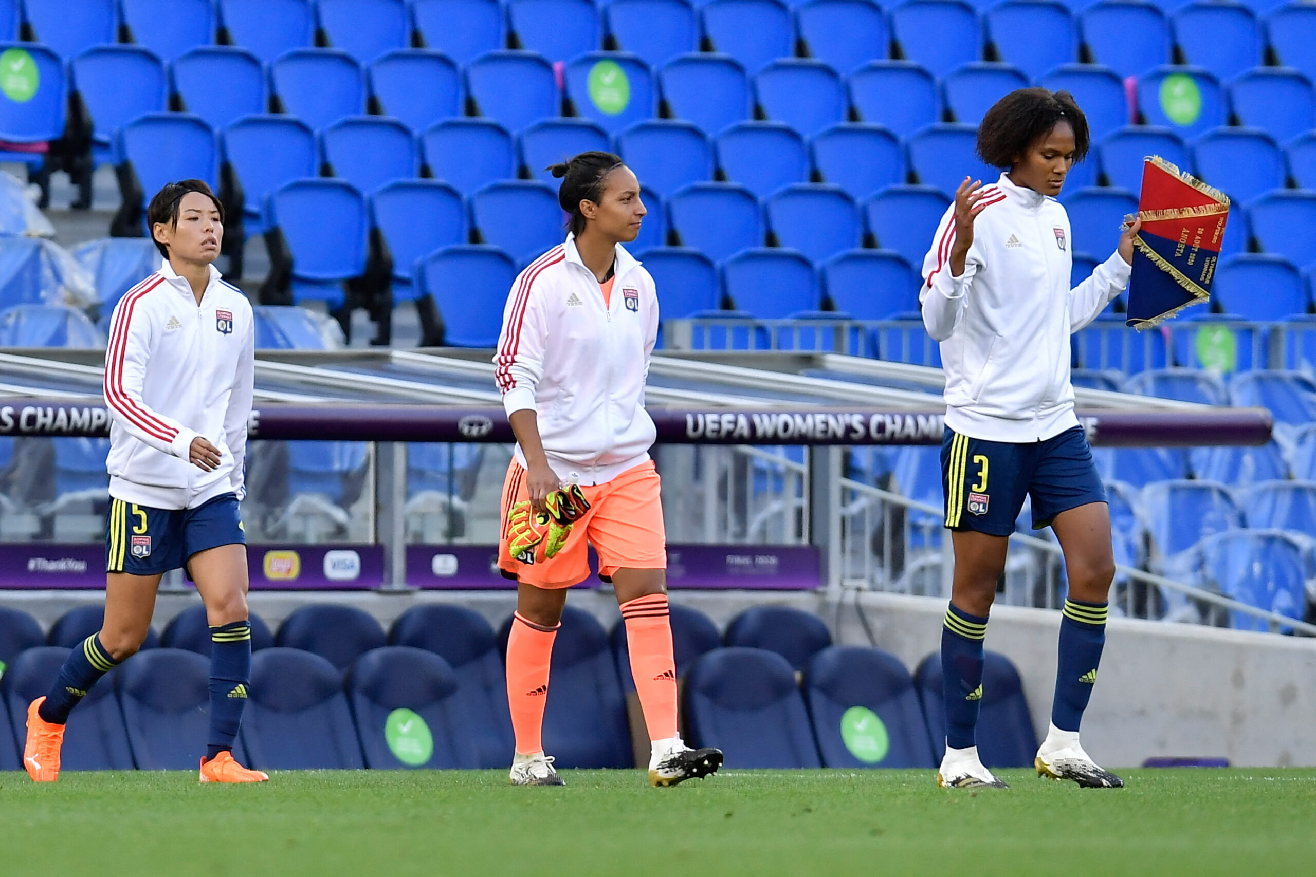 Wendie Renard accompagnée par Sarah Bouhaddi et Kumagai