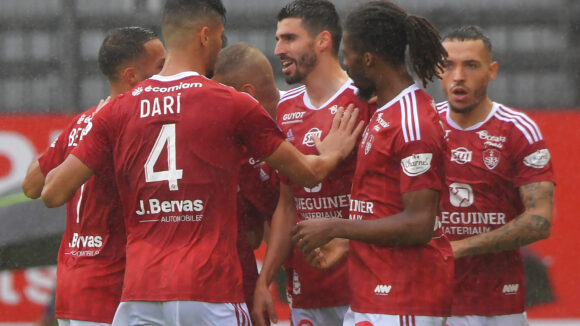 Pierre Lees-Melou fêtant son but avec les joueurs de Brest