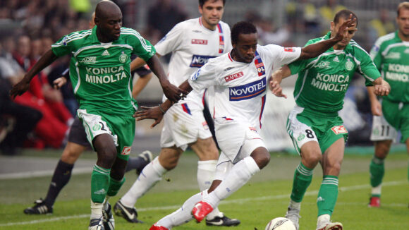 Sidney Govou lors d'un derby OL - ASSE