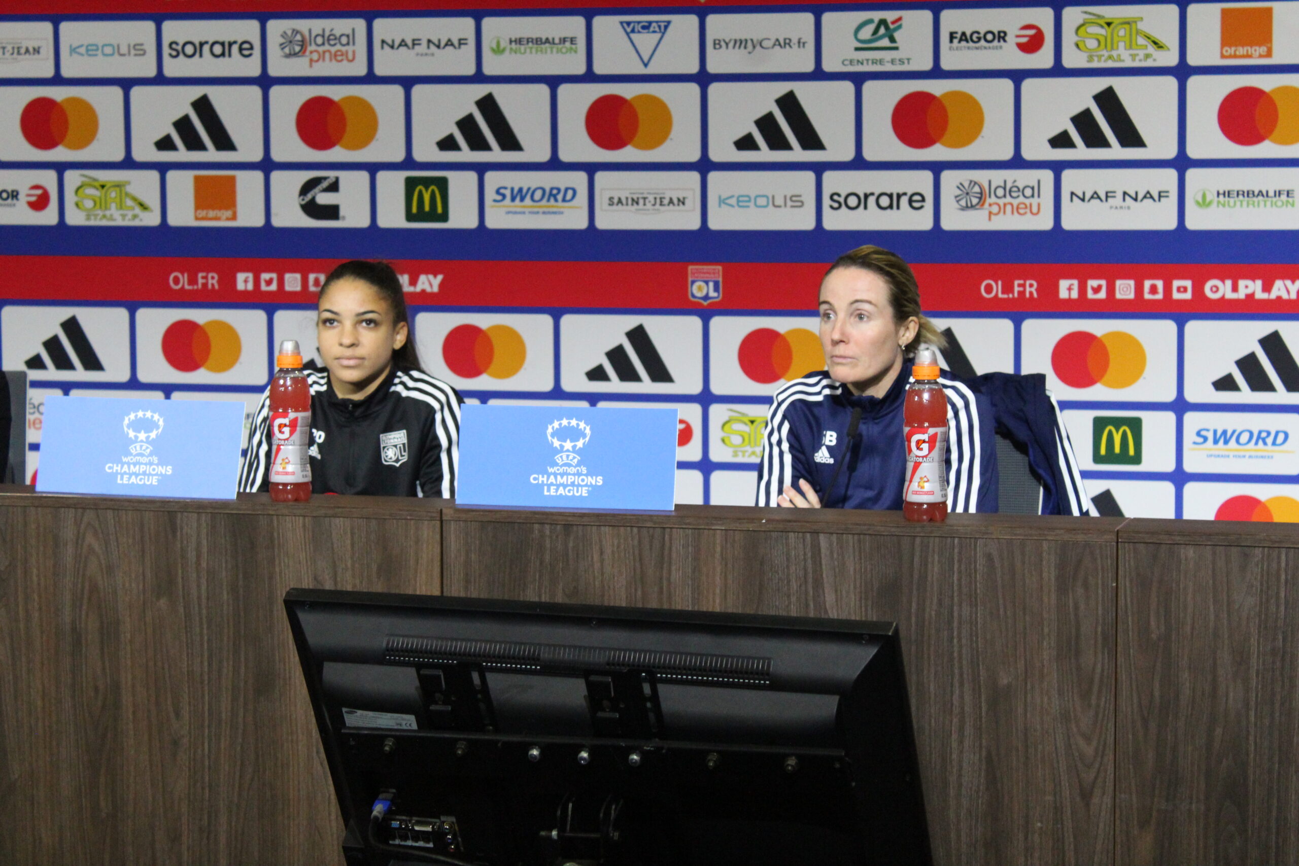 Sonia Bompastor et Delphine Cascarino en conférence de presse avant OL - Juve