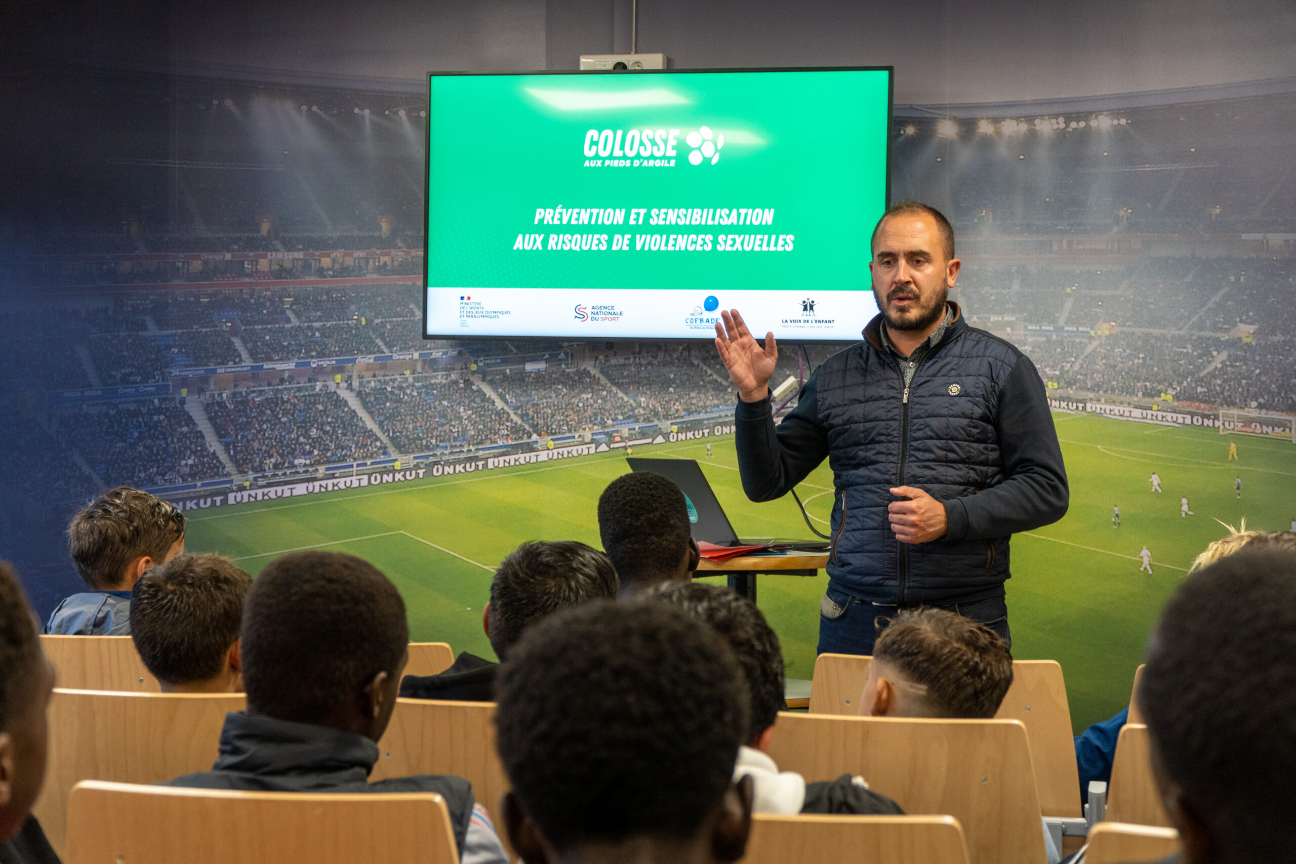 Un intervenant de l'association Colosse aux pieds d'argile avec les U14 de l'OL