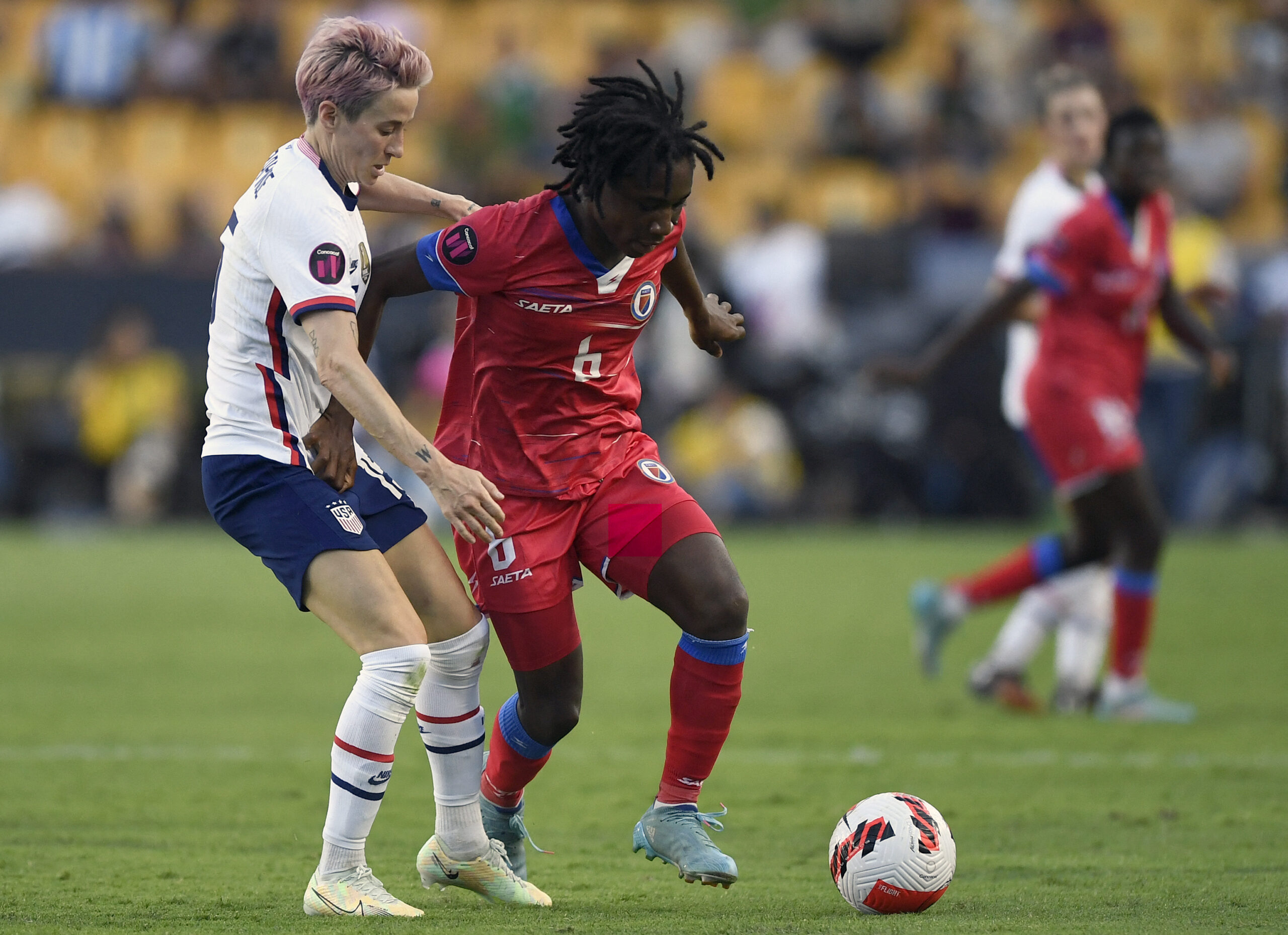 Melchie Dumornay face à Megan Rapinoe lors d'Etats-Unis - Haïti en juillet 2022