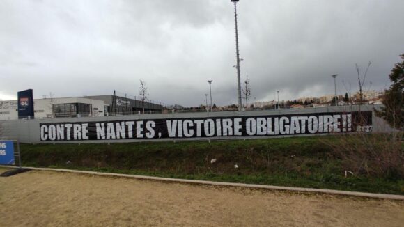 Banderole des Bad Gones devant le centre d'entraînement de l'OL