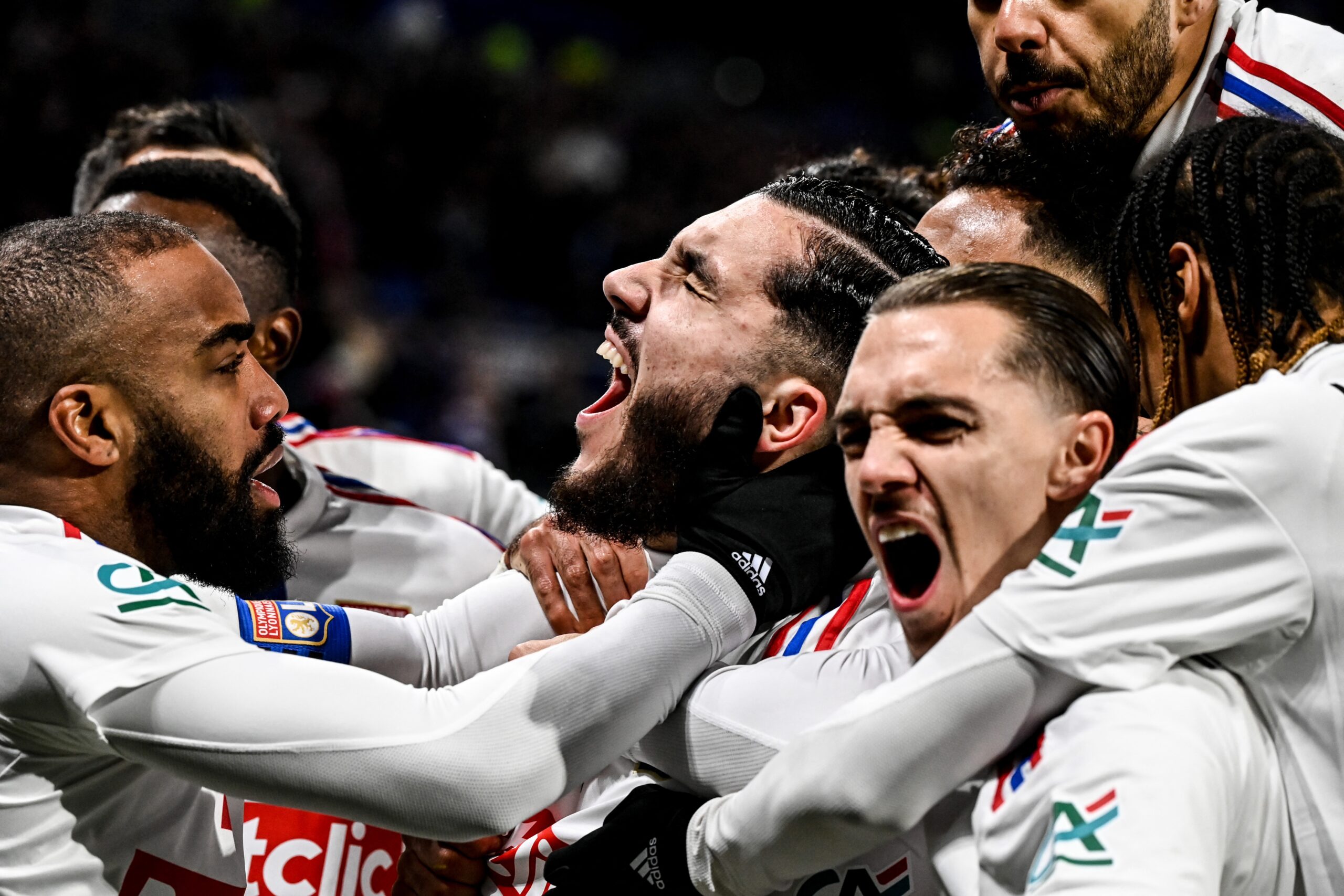 Les joueurs de l'OL célèbrent le but de Rayan Cherki contre Lille