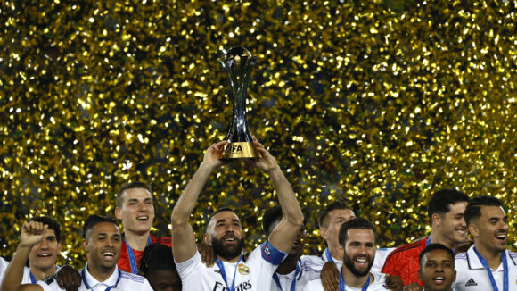 Karim Benzema soulève le trophée de la Coupe du monde des clubs avec le Real Madrid