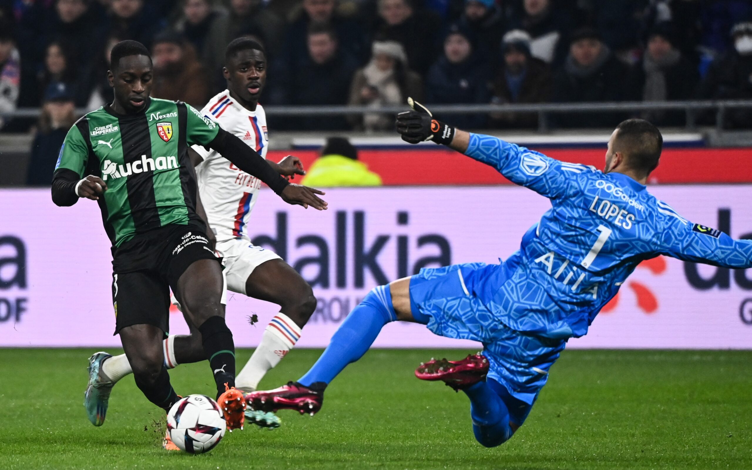 Anthony Lopes face à Devier Machado lors d'OL - Lens