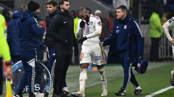 Alexandre Lacazette sort sur blessure lors d'OL - Lens