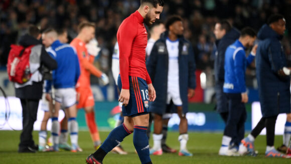 Rayan Cherki dépité après la défaite de l'OL à Auxerre