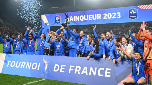 Wendie Renard soulevant le trophée de la 3e édition du Tournoi de France