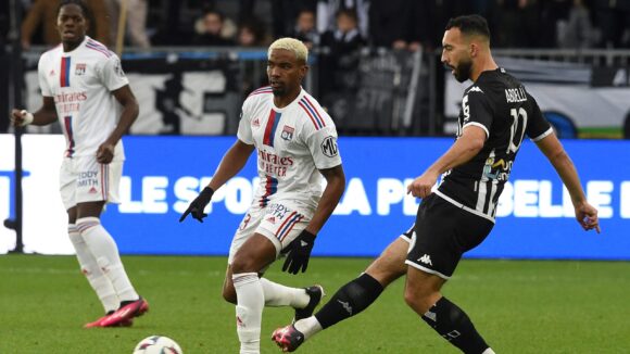 Thiago Mendes (OL) face à Angers