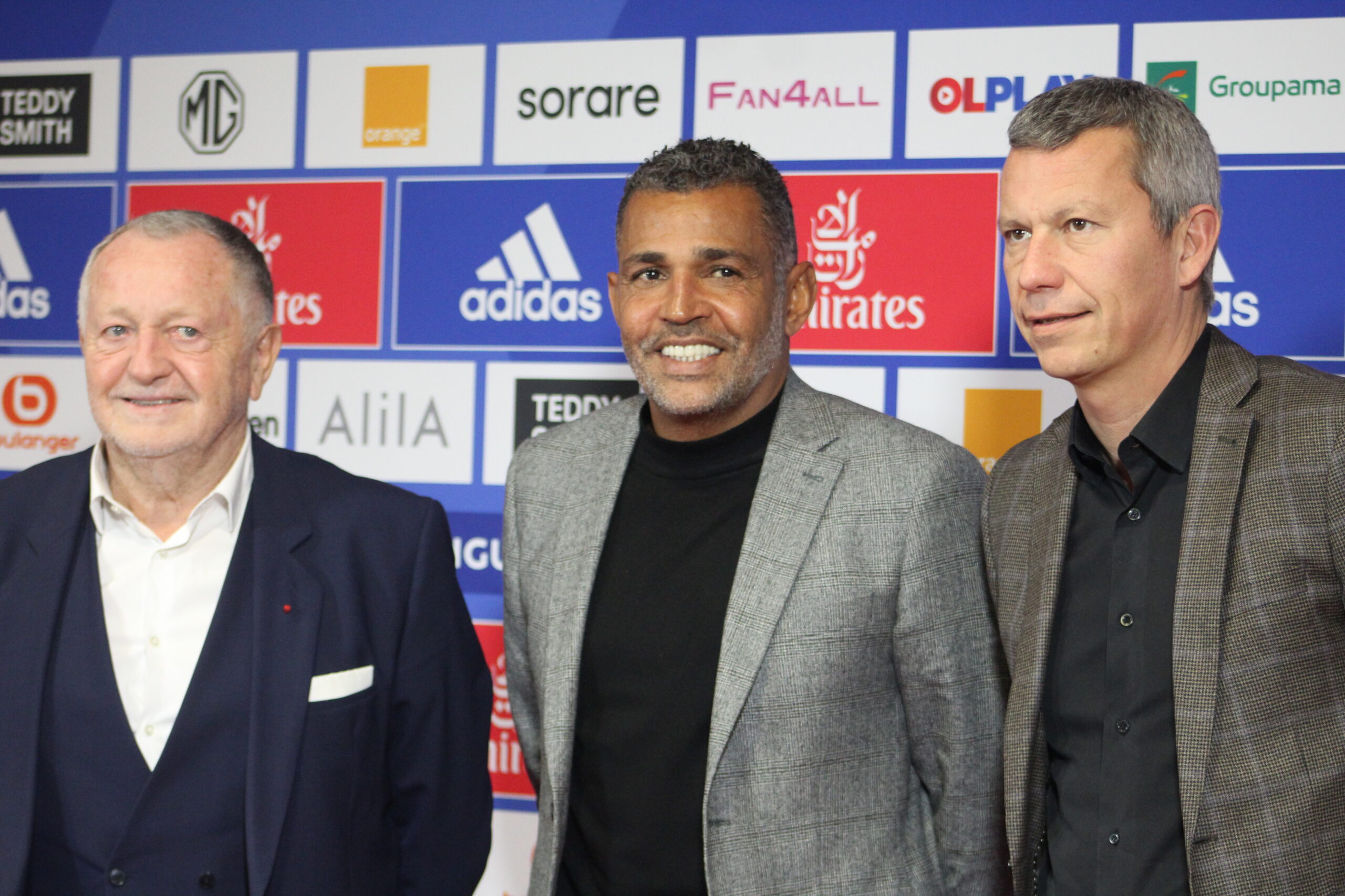 Sonny Anderson, nouveau conseiller sportif de l'OL, aux côtés de Jean-Michel Aulas, président, et Vincent Ponsot, directeur du football