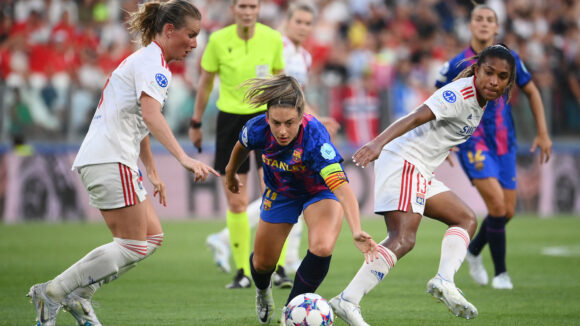 Alexia Putellas (FC Barcelone) entre Amandine Henry et Catarina Macario (OL)