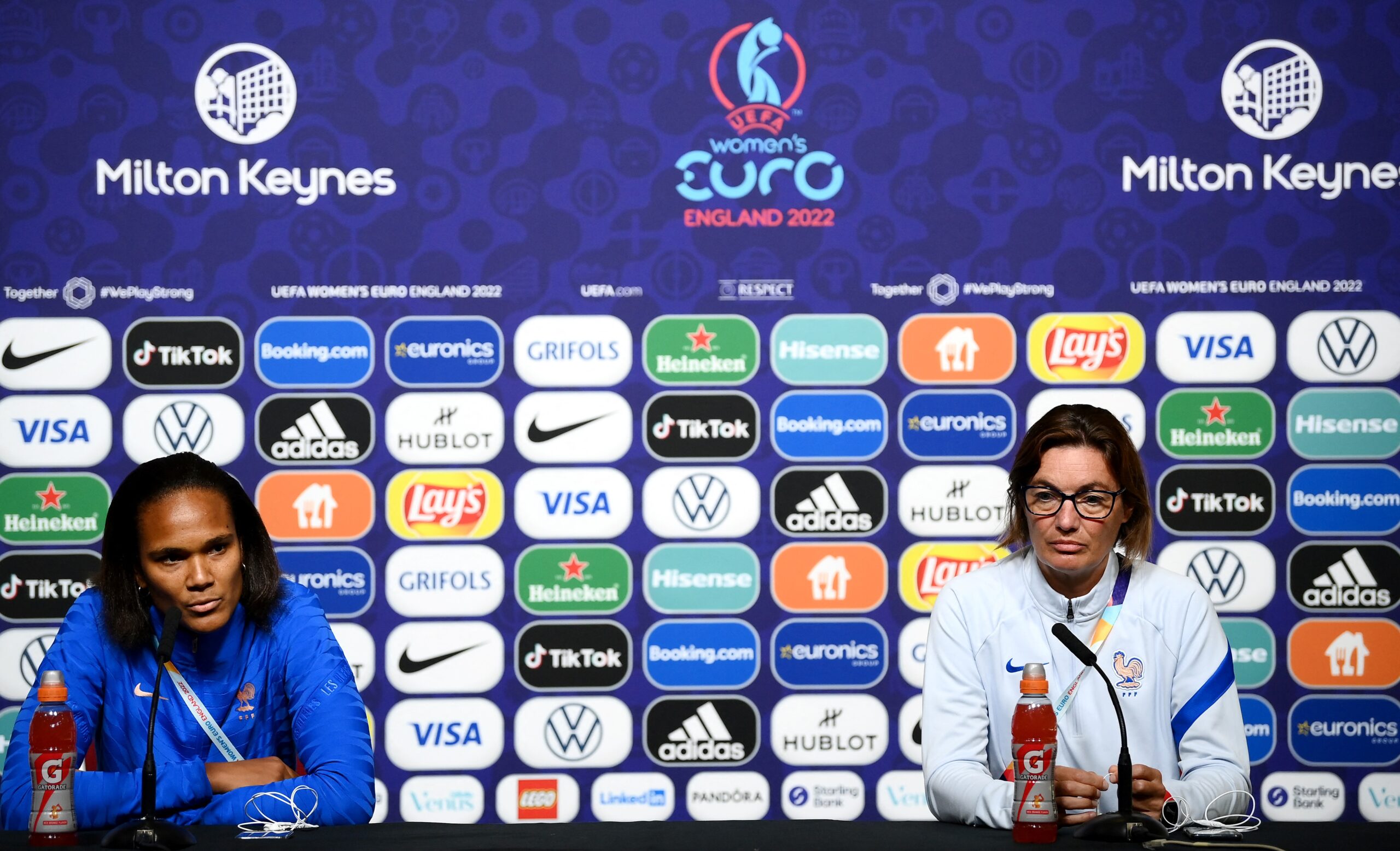 Corinne Diacre et Wendie Renard lors d'une conférence de presse à l'Euro 2022 avec les Bleues