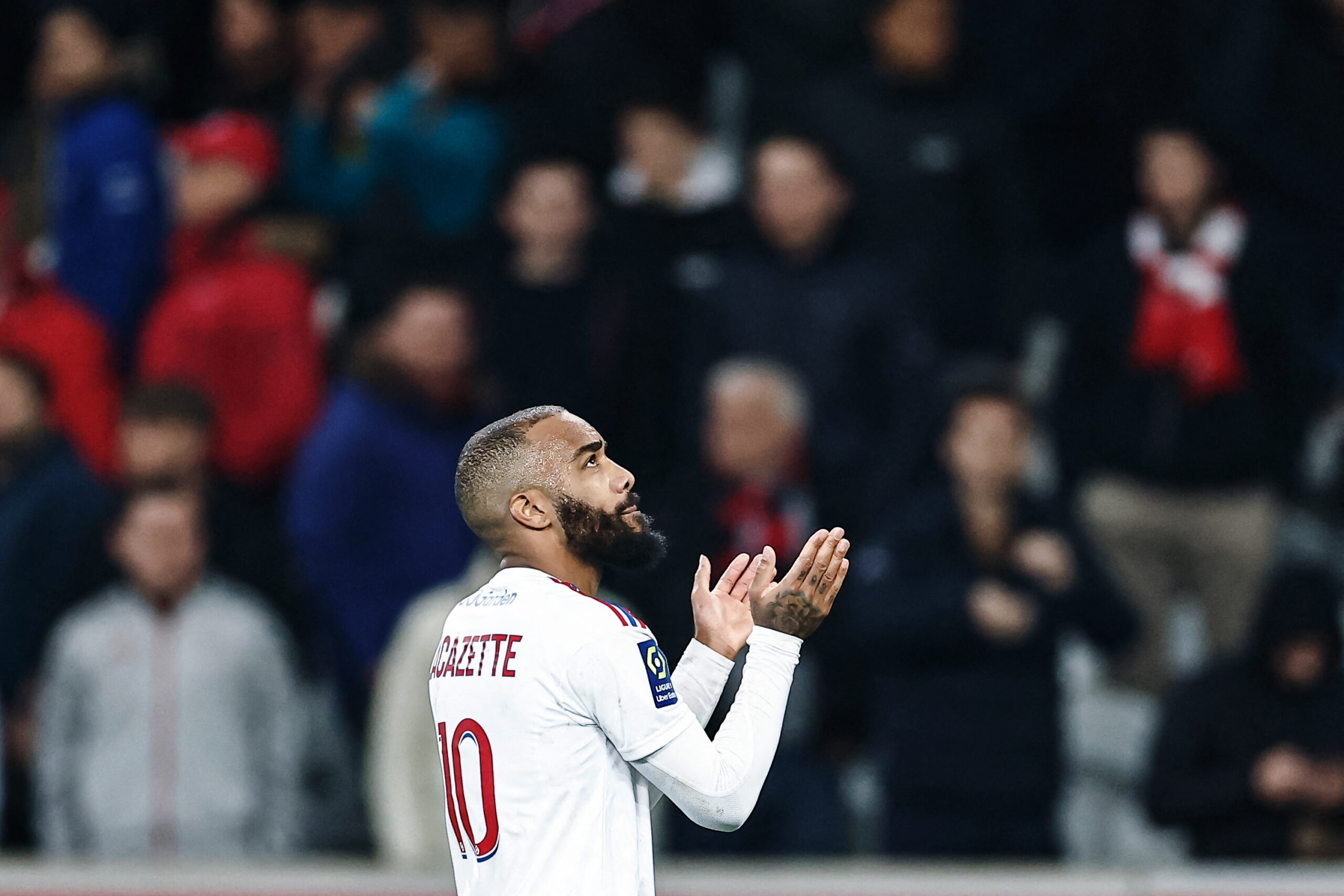 Alexandre Lacazette saluant les supporters lyonnais présents pour Lille - OL