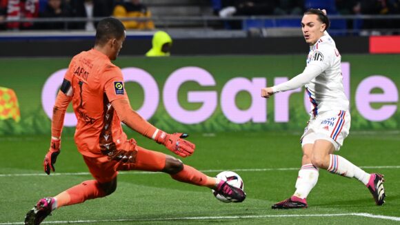 Maxence Caqueret (OL) bute sur Alban Lafont (Nantes)