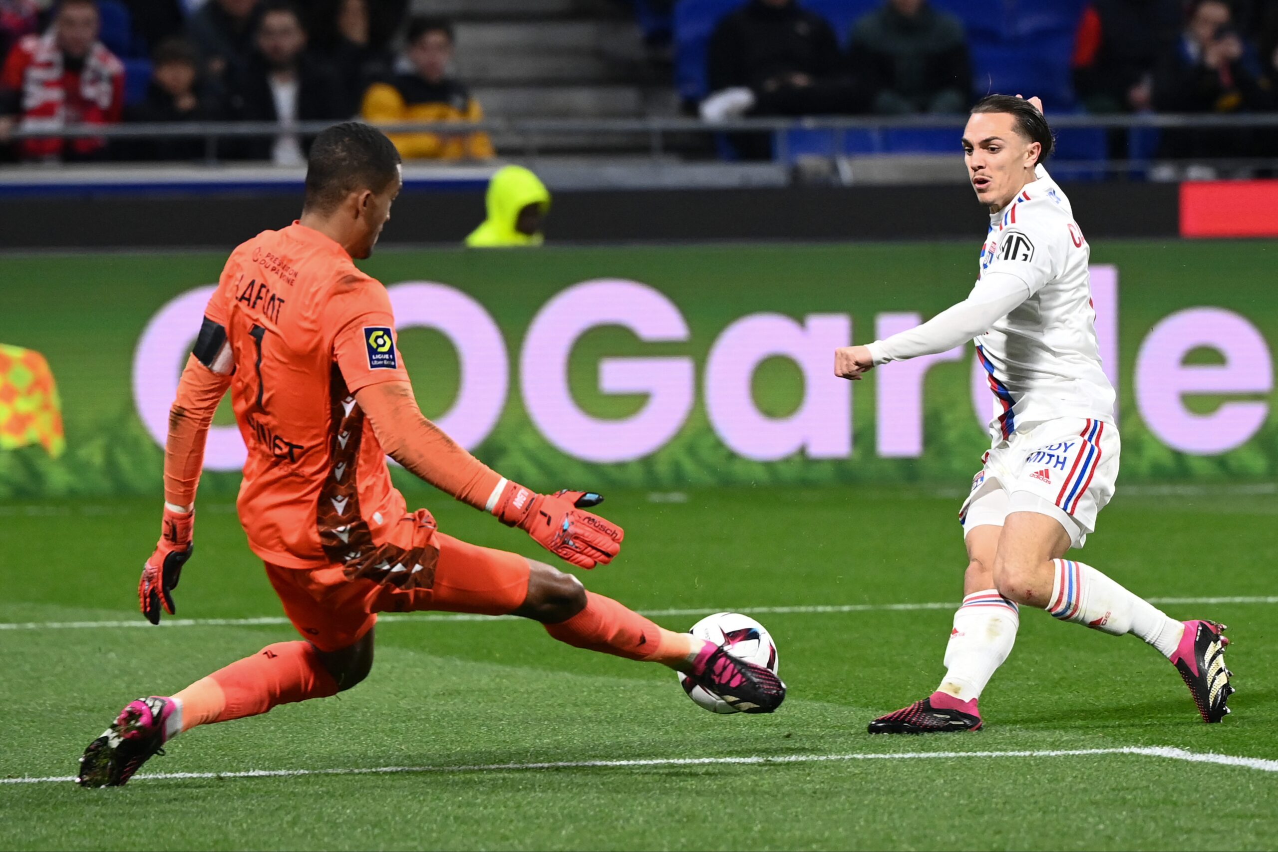 Maxence Caqueret (OL) bute sur Alban Lafont (Nantes)