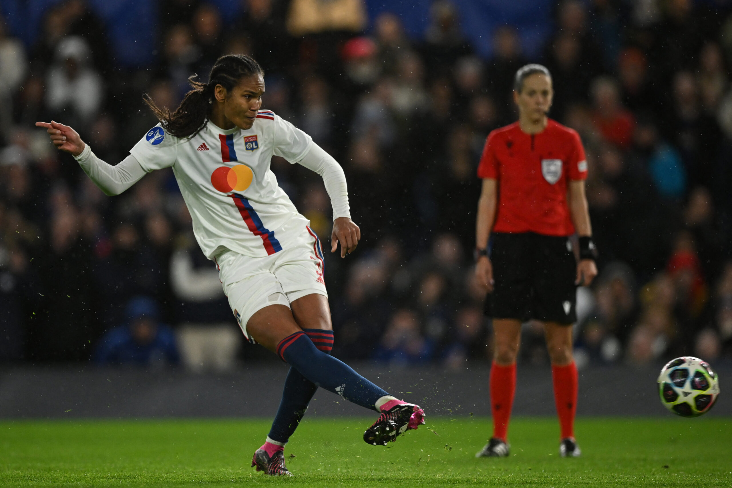 Wendie Renard au moment de son tir au but raté lors de Chelsea - OL