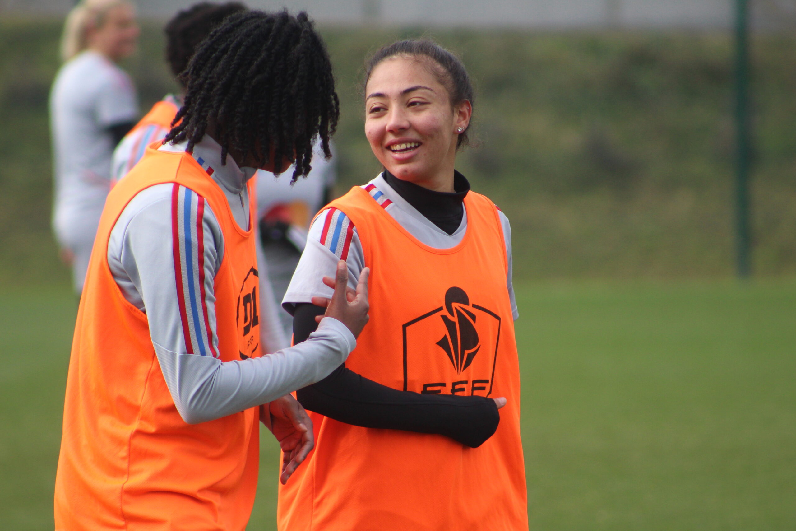 Selma Bacha en discussions avec Melvine Malard à l'entraînement de l'OL