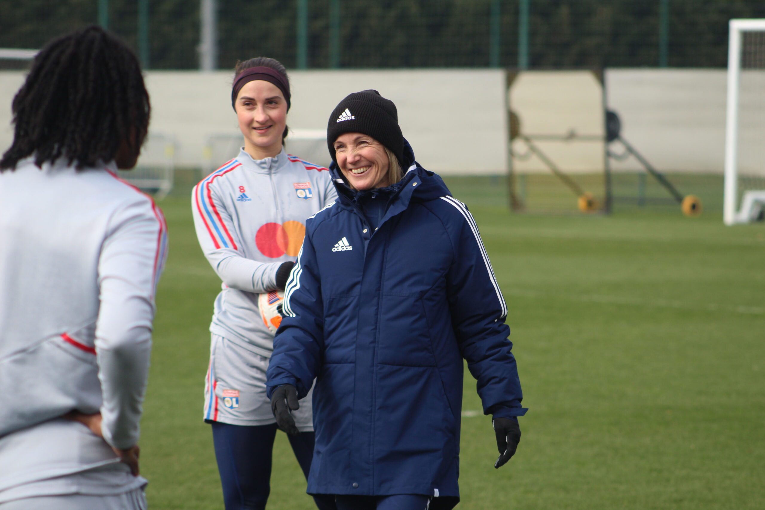 Sonia Bompastor, entraîneure de l'OL, à l'entraînement