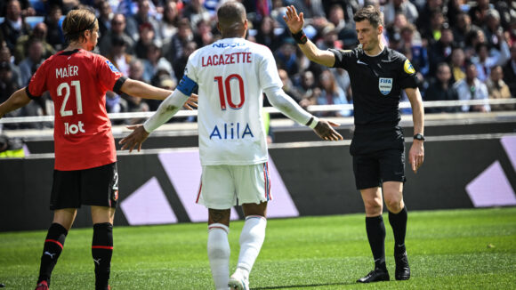 Benoit Bastien devant Lovro Majer et Alexandre Lacazette lors d'OL - Rennes