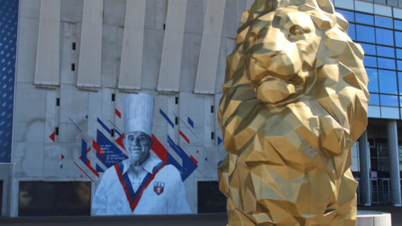 La fresque représentant Paul Bocuse sur l'un des murs du Parc OL