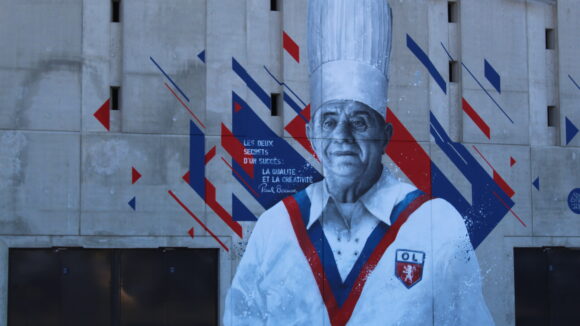 La fresque représentant Paul Bocuse sur l'un des murs du Parc OL