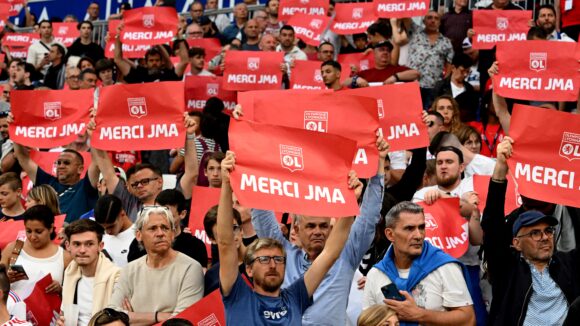 Les supporters de l'OL rendant hommage à Jean-Michel Aulas contre Reims