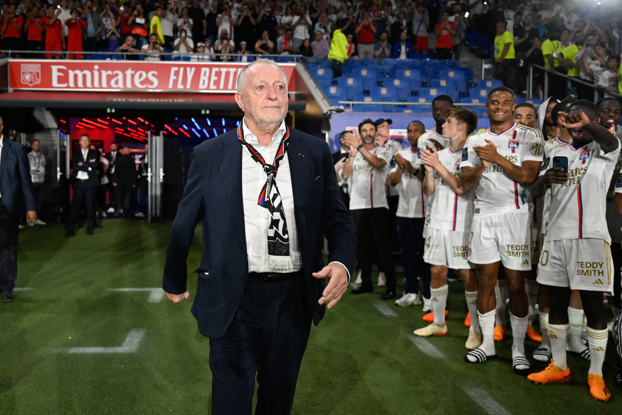 Jean-Michel Aulas lors de son entrée sur la pelouse du Parc OL