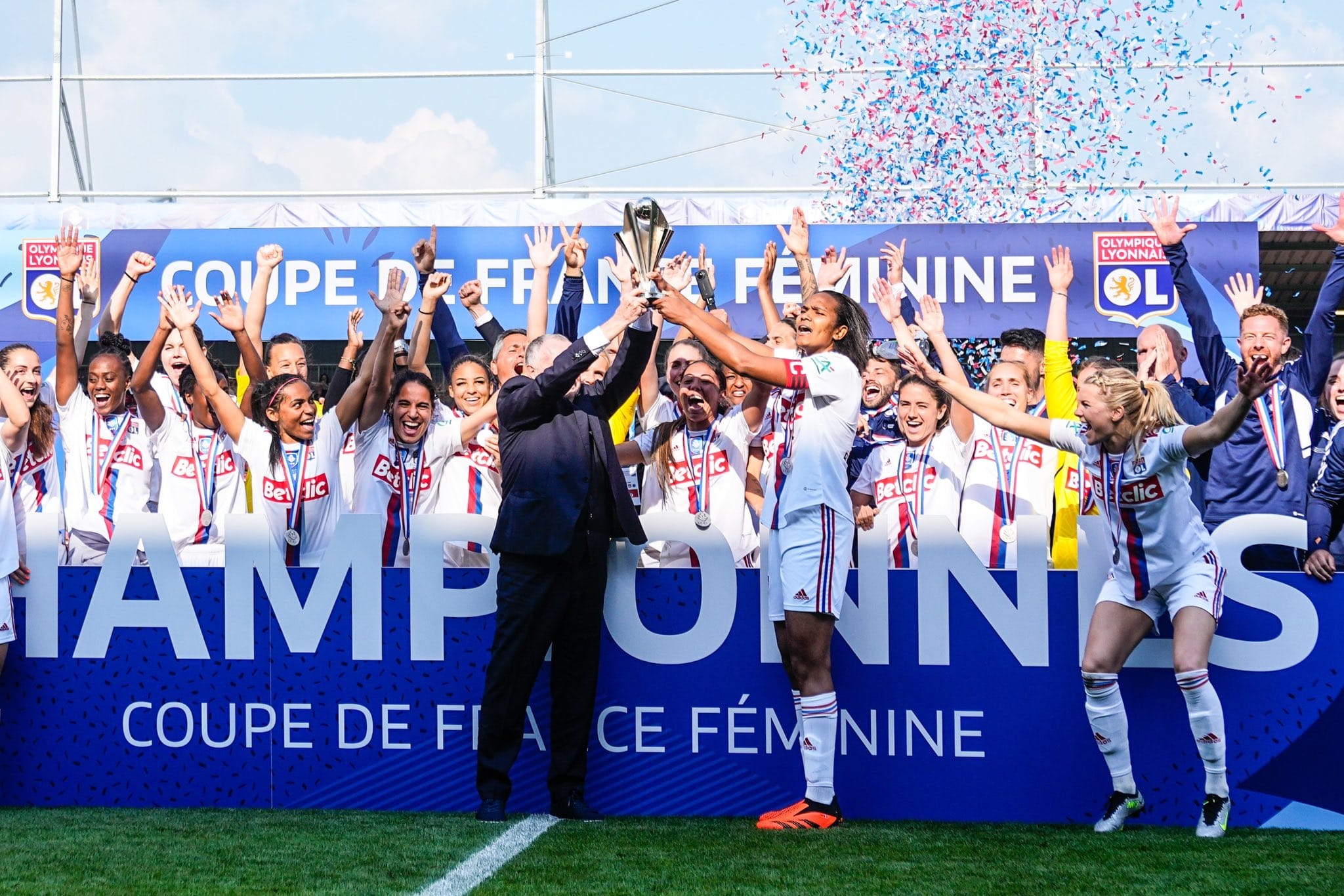 Jean-Michel Aulas avec les joueuses de l'OL féminin lors de la Coupe de France 2023