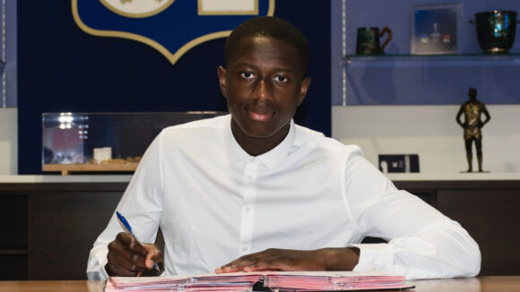 Mahamadou Diawara a signé jusqu'en 2027 avec l'OL (@OL)