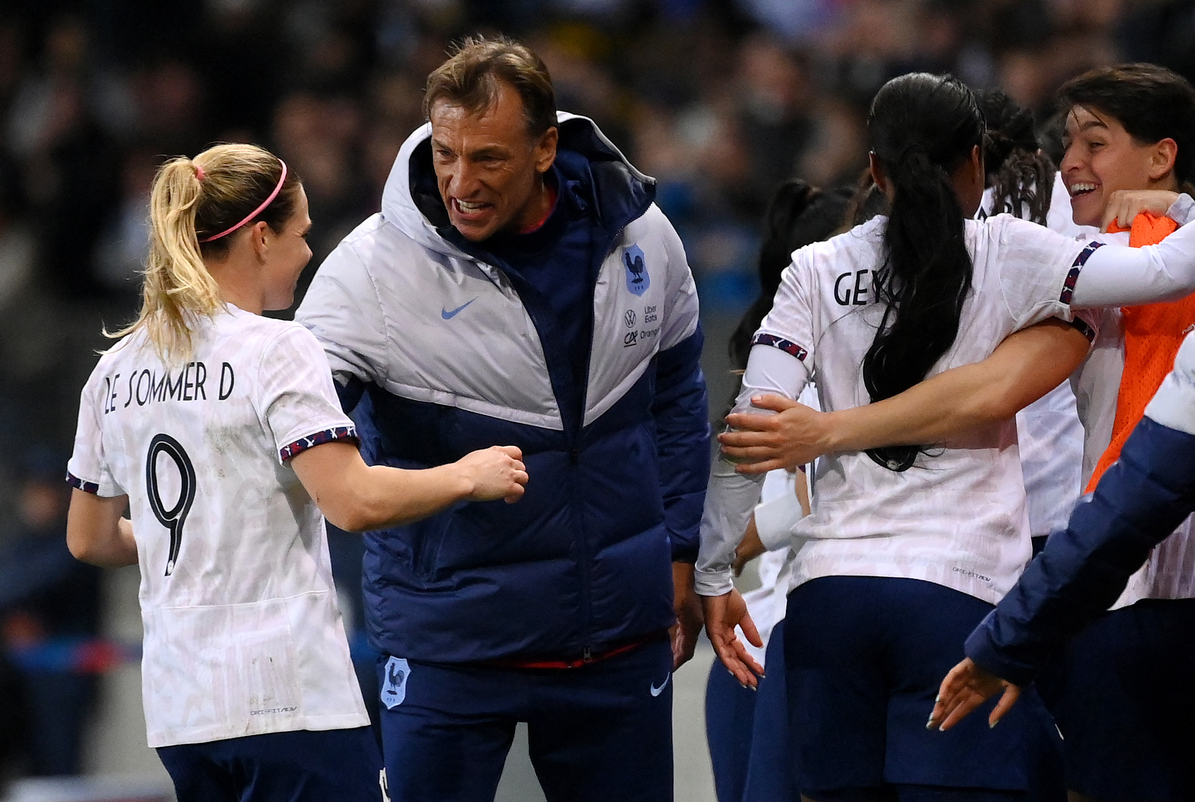 Hervé Renard célébrant un but des Bleues avec Eugénie Le Sommer