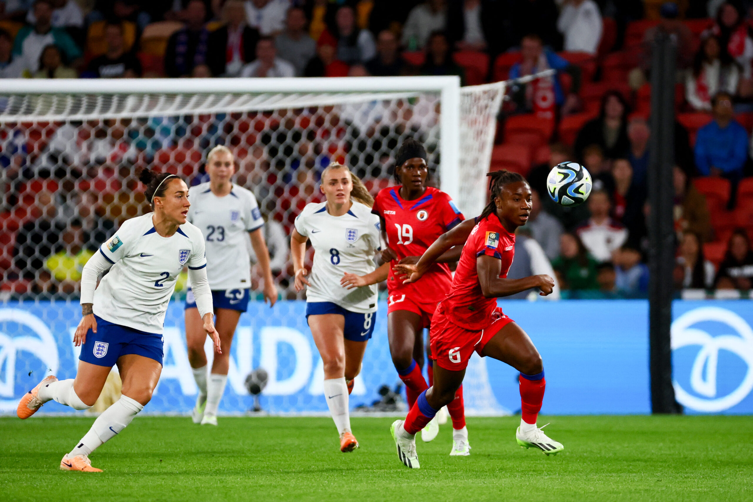 Melchie Dumornay face à Lucy Bronze lors d'Angleterre - Haïti