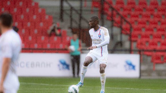 Clinton Mata (OL) face à Molenbeek