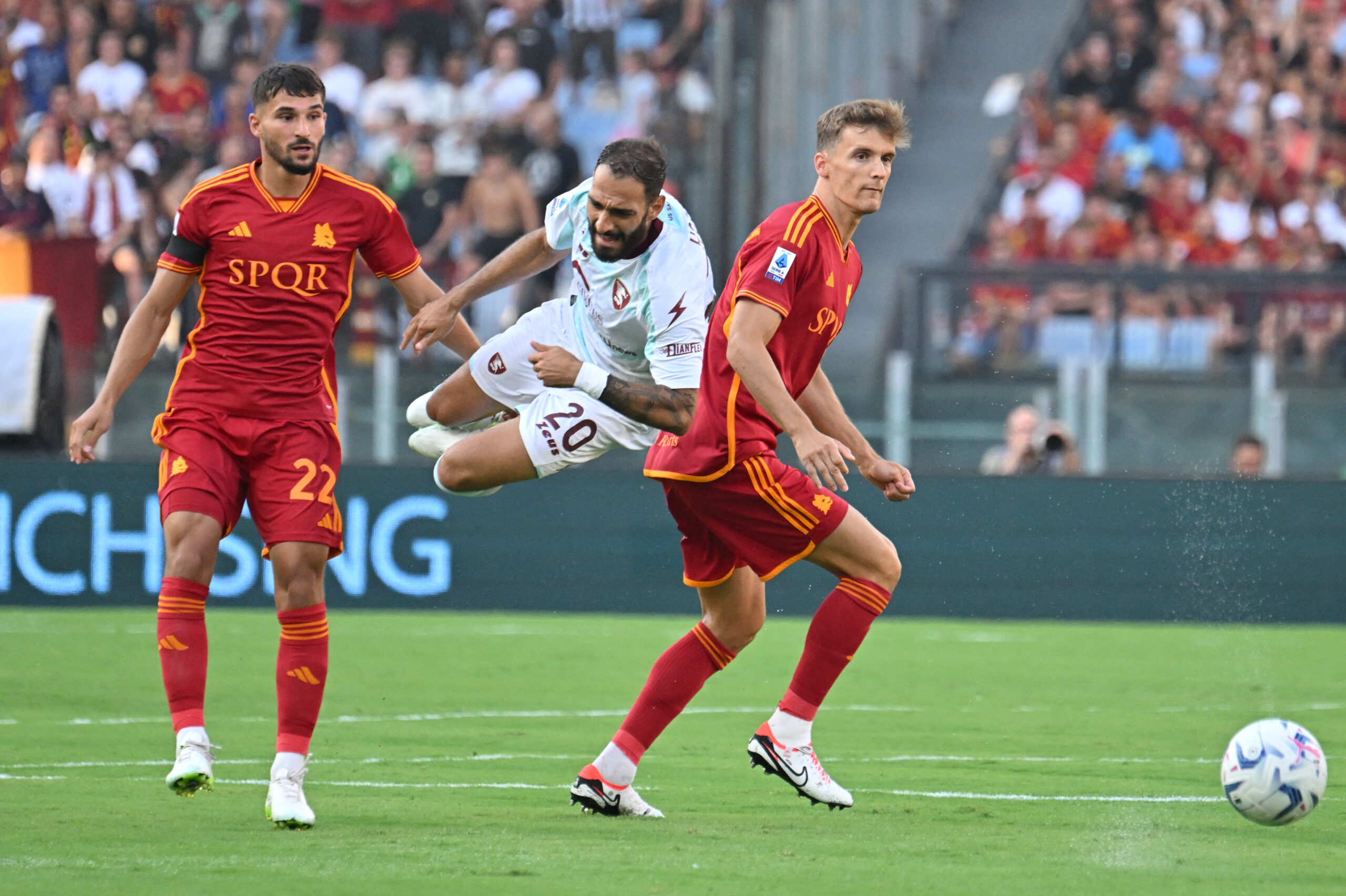 Houssem Aouar lors du match entre la Roma et Salernitana