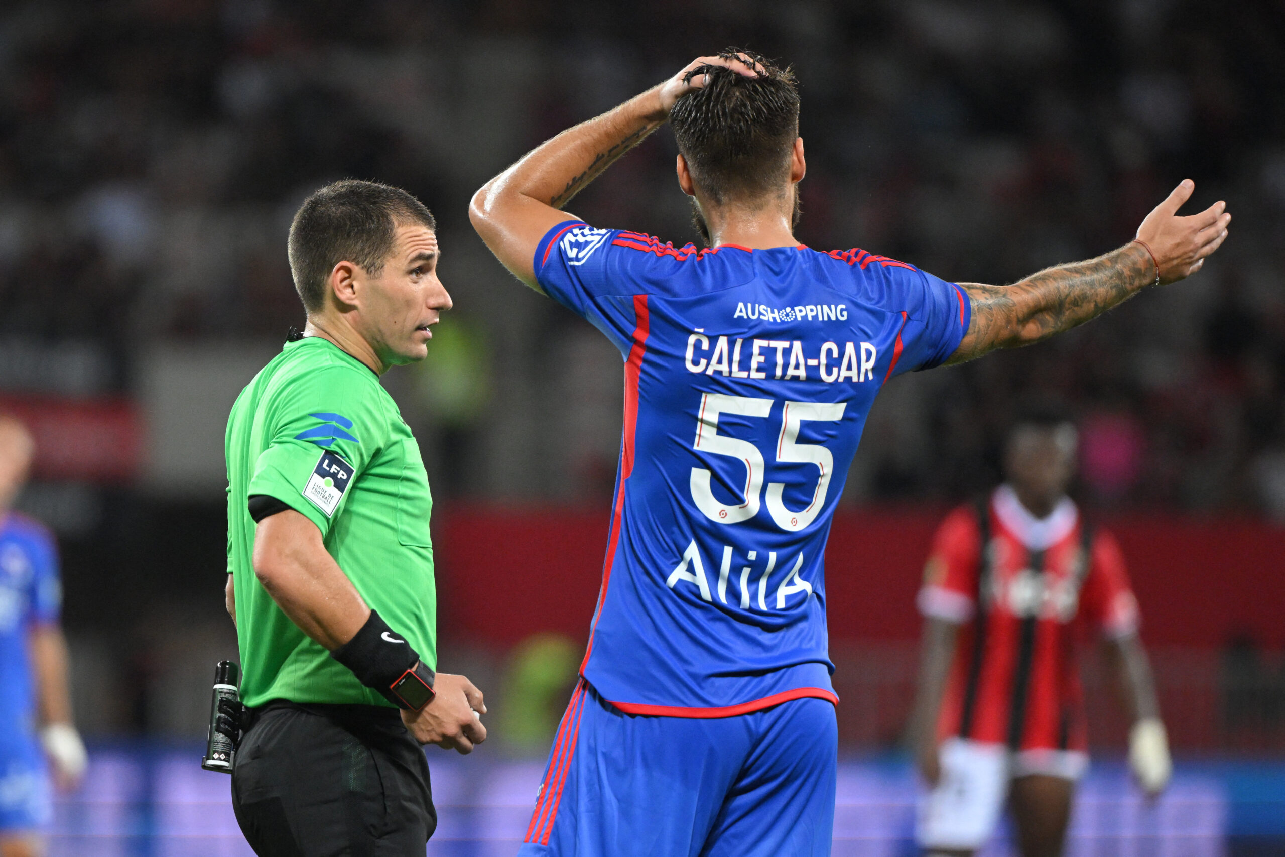 Bastien Dechepy, arbitre de Nice - OL, avec Duje Caleta-Car